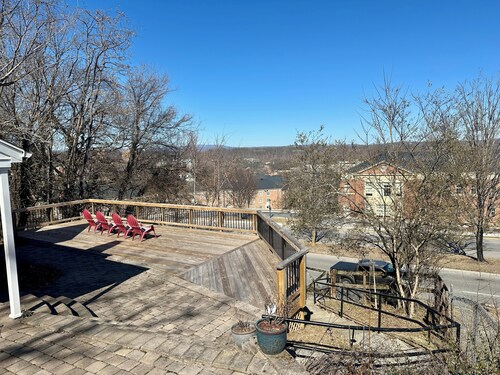 Cozy 3-bedroom cottage right off campus with stunning view of Radford University