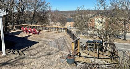 Cozy 3-bedroom cottage right off campus with stunning view of Radford University