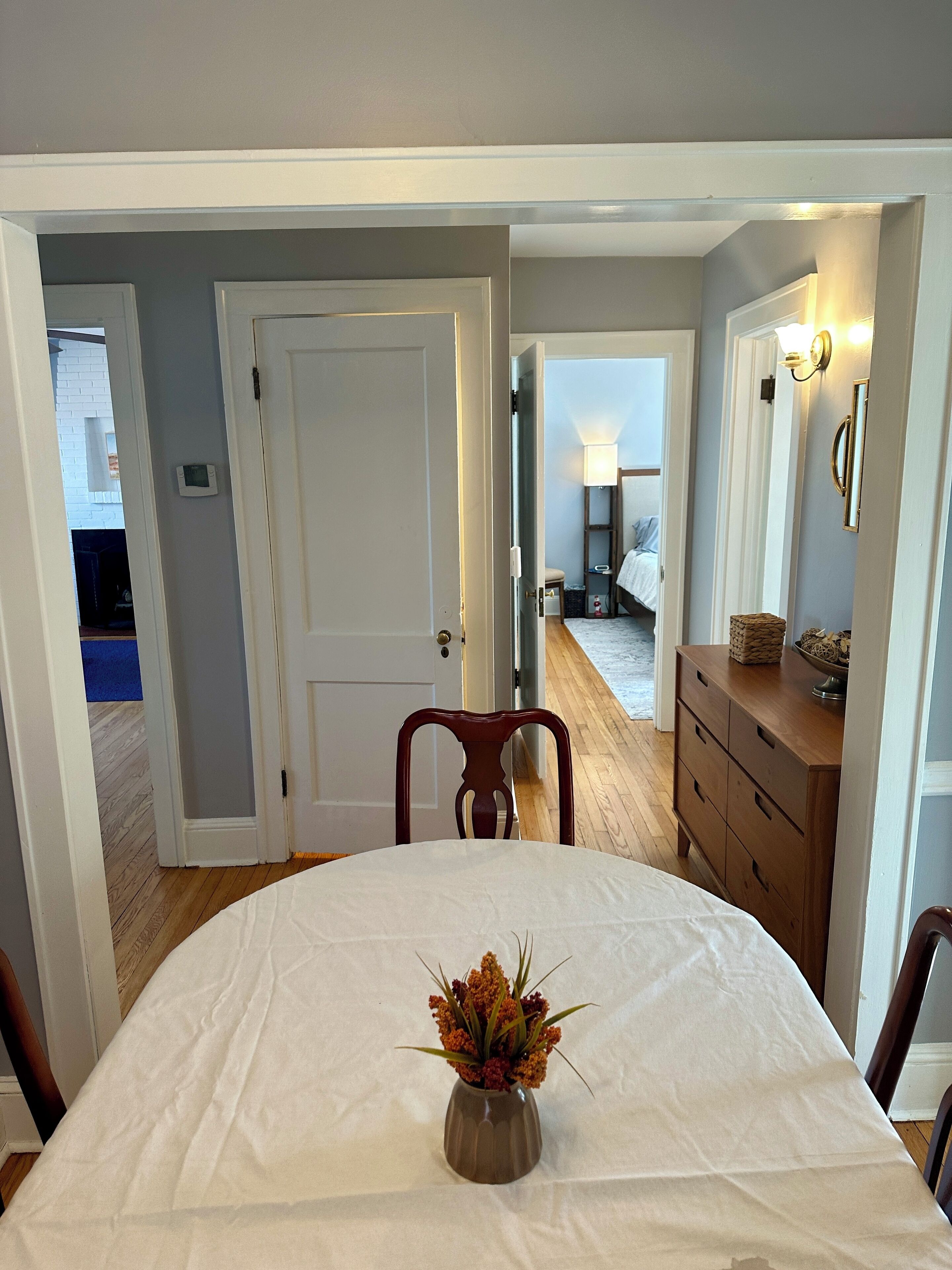 3 habitaciones, tabla de planchar con plancha, wifi y ropa de cama 