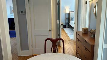 3 habitaciones, tabla de planchar con plancha, wifi y ropa de cama