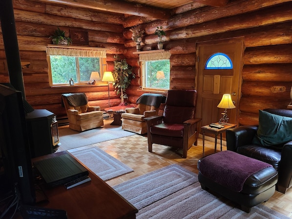 Chalet rustique, 2 chambres, fumeur, foyer | Salle de séjour