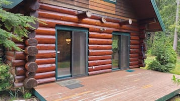 Cabin, 2 Bedrooms, Smoking, Fireplace | Exterior detail