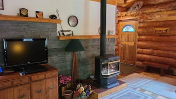 Cabin, 2 Bedrooms, Smoking, Fireplace | Living room