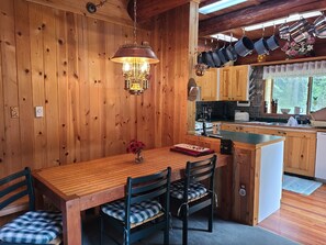 Chalet rustique, 2 chambres, fumeur, foyer | Intérieur