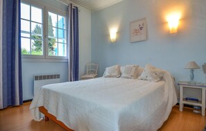 3 bedrooms, travel cot, free WiFi, bed sheets - 3 bedroom amazing home in Fontvieille (Fontvieille)