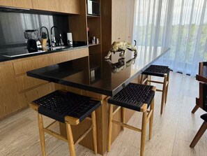 Een koelkast, een magnetron, een kookplaat