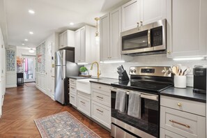 Fridge, microwave, oven, stovetop - New Capitol Hill East Retreat w/parking & metro (Washington)