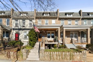 Exterior - Capitol Hill East • Free Parking • 5-min to Metro • RFK (Washington)