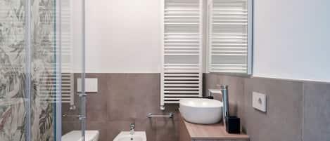 Shower, hair dryer, bidet, towels