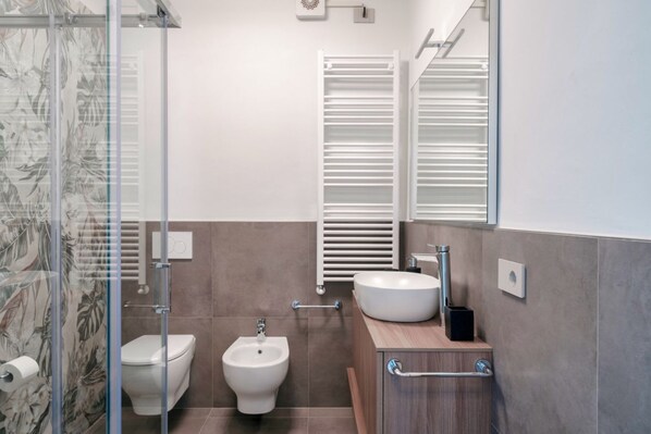 Douche, séchoir à cheveux, bidet, serviettes fournies