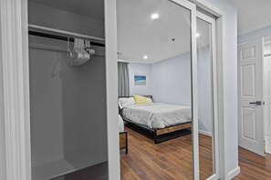 2 bedrooms, iron/ironing board, WiFi, bed sheets - The Luxurious loft self checking
(Newark)