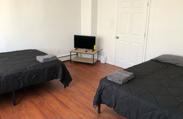 4 bedrooms - Large and private apartment in convenient area sleeps up to 10 people comfortably (Elizabeth)