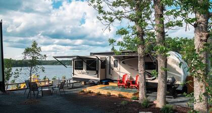 RV 9 Luxury Glamping with Amazing Lake Views!