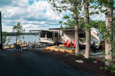 RV 9   Luxury Glamping with Amazing Lake Views!