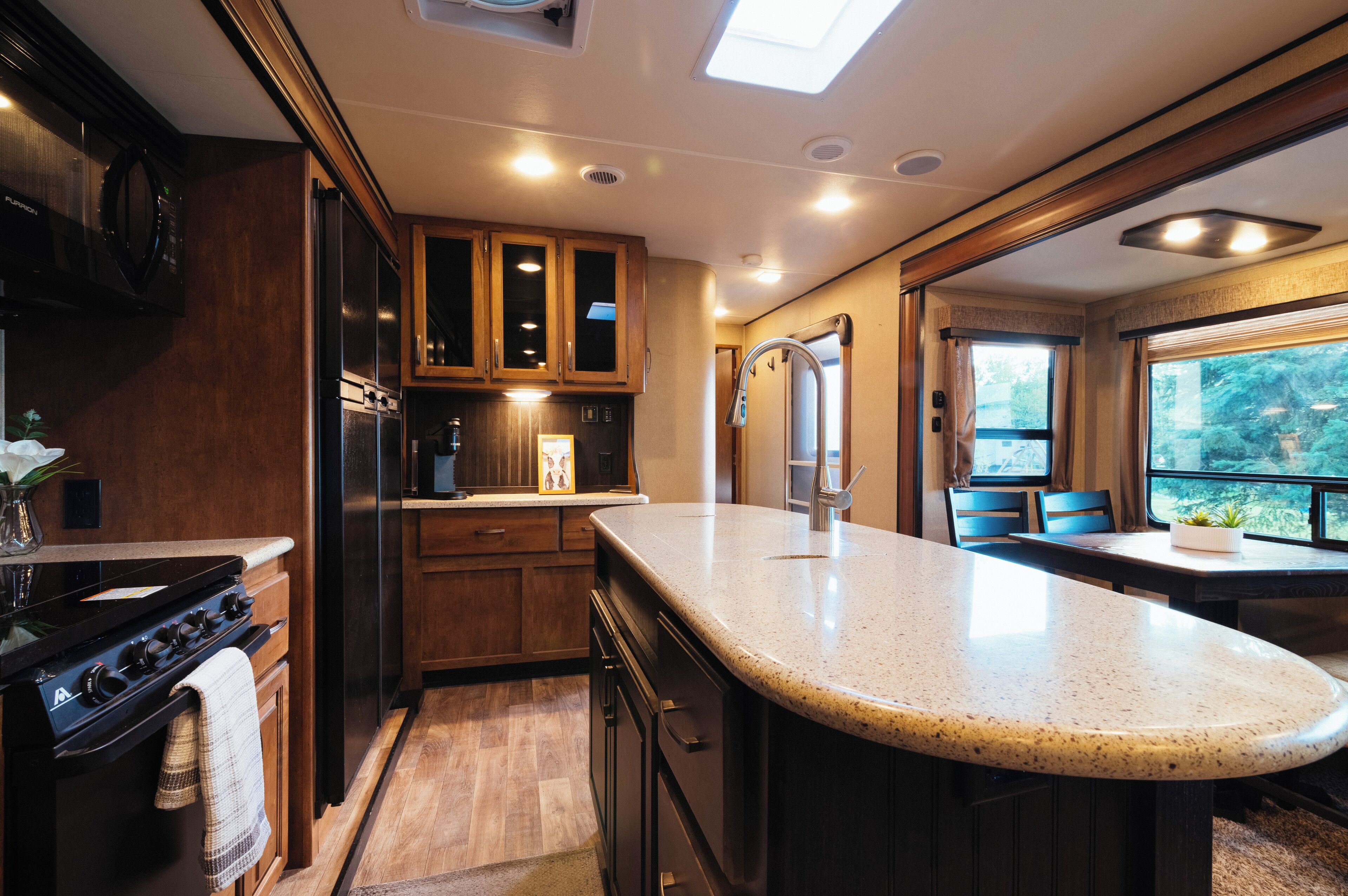 Jääkaappi, mikroaaltouuni, uuni, liesi