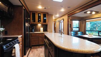 Jääkaappi, mikroaaltouuni, uuni, liesi