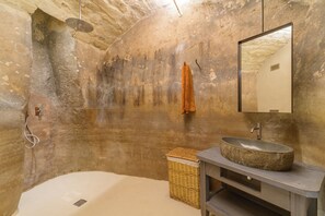 Douche, sèche-cheveux, serviettes fournies, savon