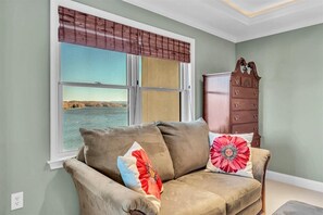 TV, fireplace - Bridgewater Pointe (Westlake Corner)