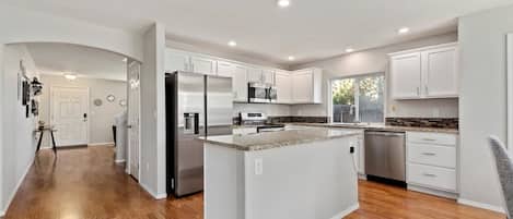 Kühlschrank, Mikrowelle, Ofen, Herdplatte