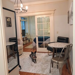 1 slaapkamer, een strijkplank/strijkijzer, wifi, beddengoed