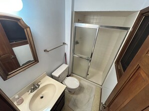 Dusch, hårtork, handdukar och tvål