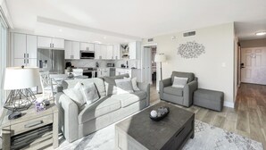 Un apartamento moderno con sala de estar, cocina y comedor.