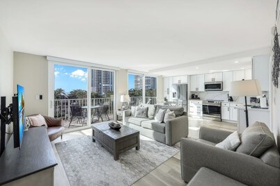 Relaxing 1 BR condo w/pool & steps to the beach