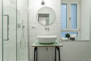 Douche, séchoir à cheveux, bidet, serviettes fournies