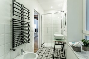 Shower, hair dryer, bidet, towels - Iflat | Cozy Studio in the Heart of Campo de Fiori (Roma)