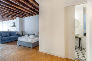1 habitación, tabla de planchar con plancha, wifi y ropa de cama 