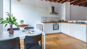 Coffee/tea maker, fridge, oven, stovetop