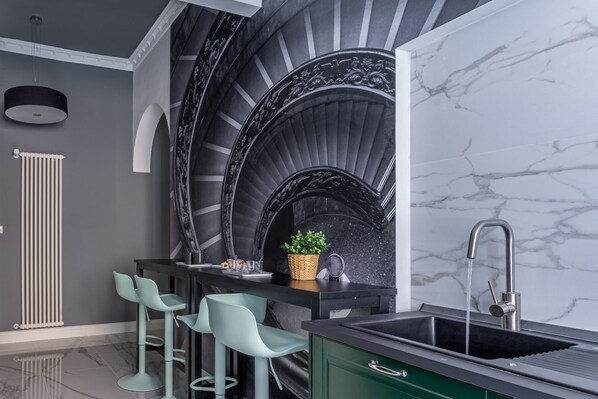 Fridge, oven, stovetop, dishwasher