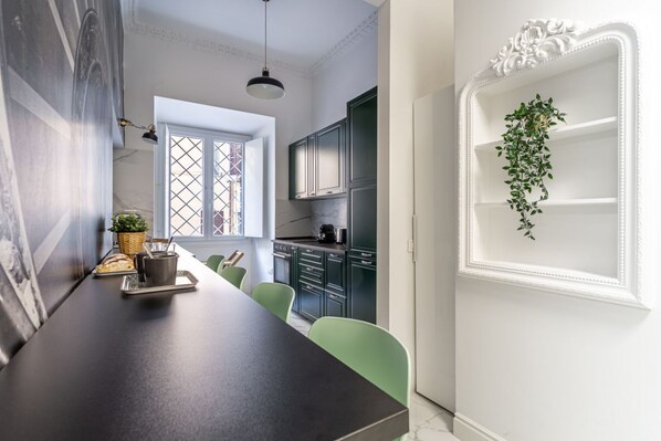 Réfrigérateur, un four, surface de cuisson, lave-vaisselle