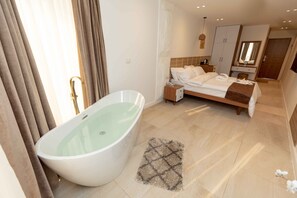 Luxury Suite, Balcony, Pyramids View | Egyptiske bomuldslagner, premium-sengetøj, dundyner