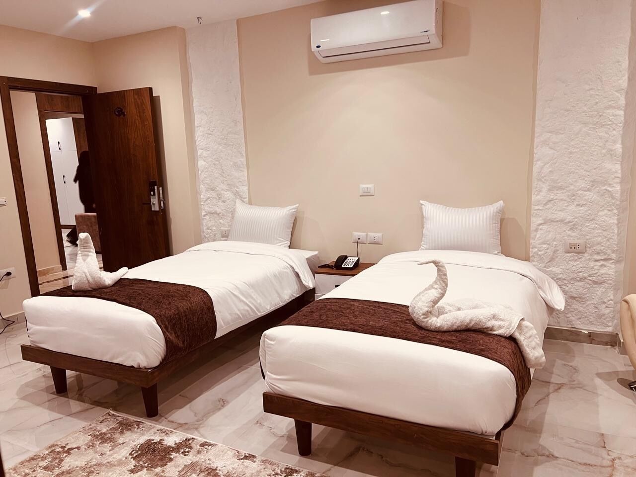 Elegant Studio Suite 2 Beds & Kitchen | Egyptian cotton sheets, premium bedding, down comforters