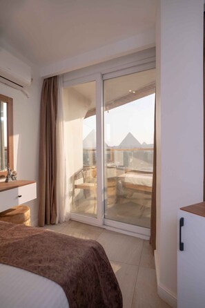 Junior Suite, Balcony, Pyramids View | Uitzicht op de bergen