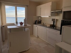 Kjøleskap, ovn, brødrister og kjøkkenutstyr