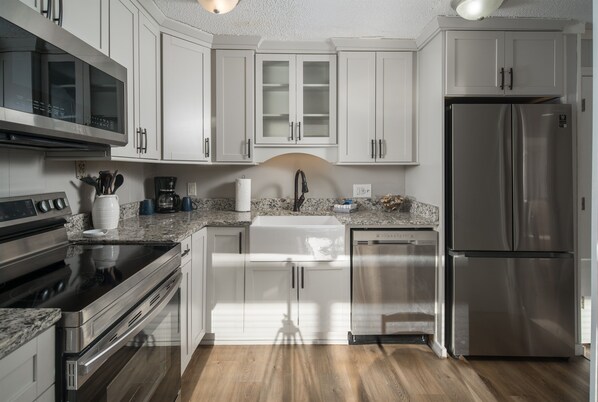 Frigorifero, microonde, forno, piano cottura