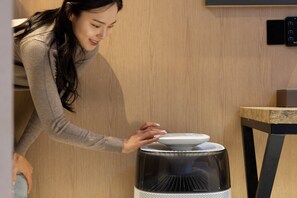 Standaard tweepersoonskamer | Een minibar met enkele gratis items, een bureau, een laptopwerkplek