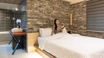 Deluxe Maru | Free minibar items, desk, laptop workspace, free WiFi