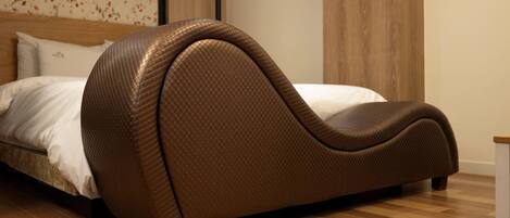 Una cama moderna con un original cabecero curvo en una habitación de hotel.