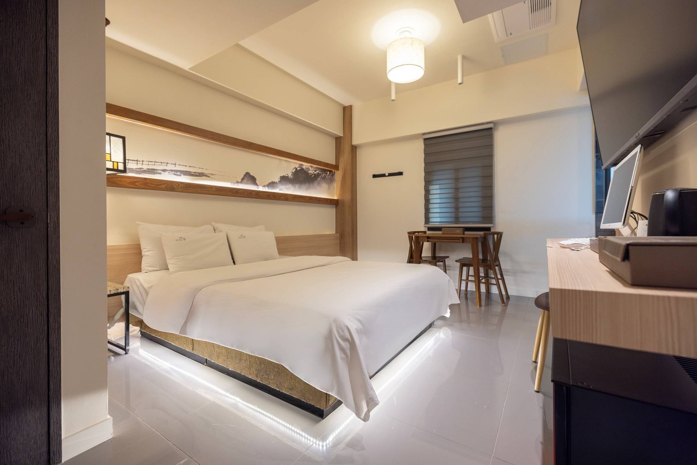 مأكولات ومشروبات مجانية في الميني بار ومكتب ومساحة عمل للكمبيوتر المحمو ل