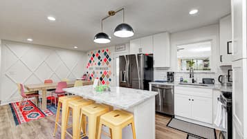 Geladeira, micro-ondas, fogão, cooktop