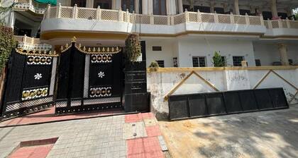 Spacious 5-bedroom bungalow in marvelous Jaipur with WiFi, AC