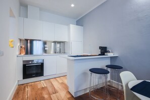 Fridge, microwave, oven, stovetop - Apartments Florence- Eva Sofia (Firenze)