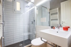 Dusj, hårføner og bidé