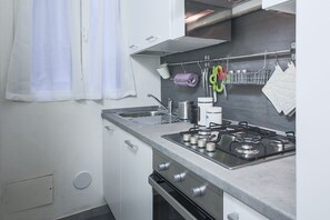 Een koelkast, een microgolfoven, een oven, een kookplaat