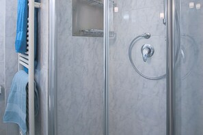 Bruser, hårtørrer, håndklæder, Toiletpapir