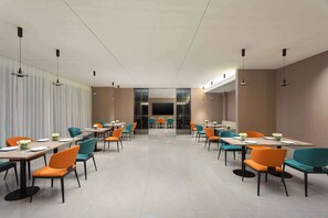 A modern dining area with tables and chairs arranged in a spacious layout. - Days Inn by Wyndham Xi'an Yanliang (Xi'an)