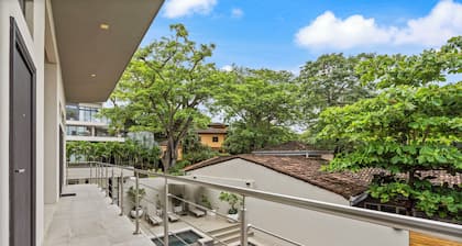 Charming 4-bedroom house with Private pool, Walking distance to the beach.